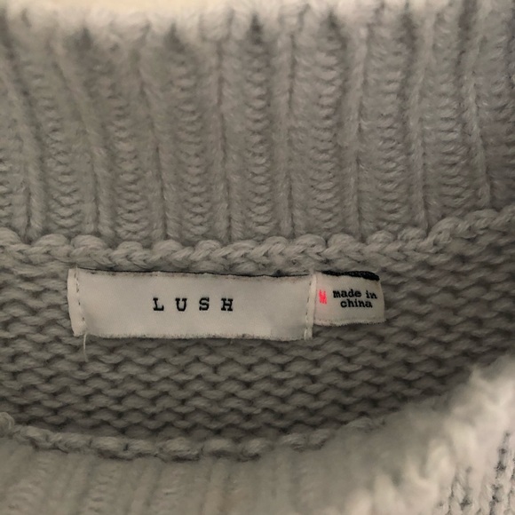 Lush light blue sweater with knit design - Picture 2 of 4